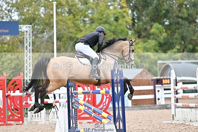 251015-135738-00679 - Cls 4 Newcomers and 1.10m Open