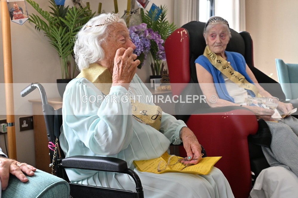 AM3_1135 - Iris and Betty.