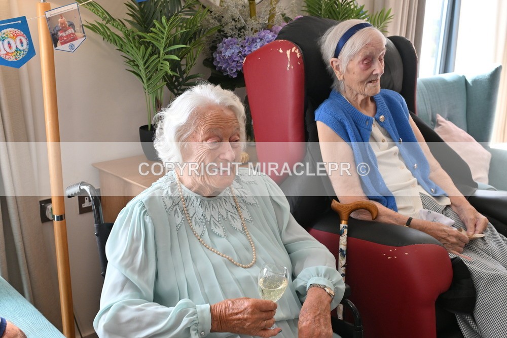 AM3_0730 - Iris and Betty.