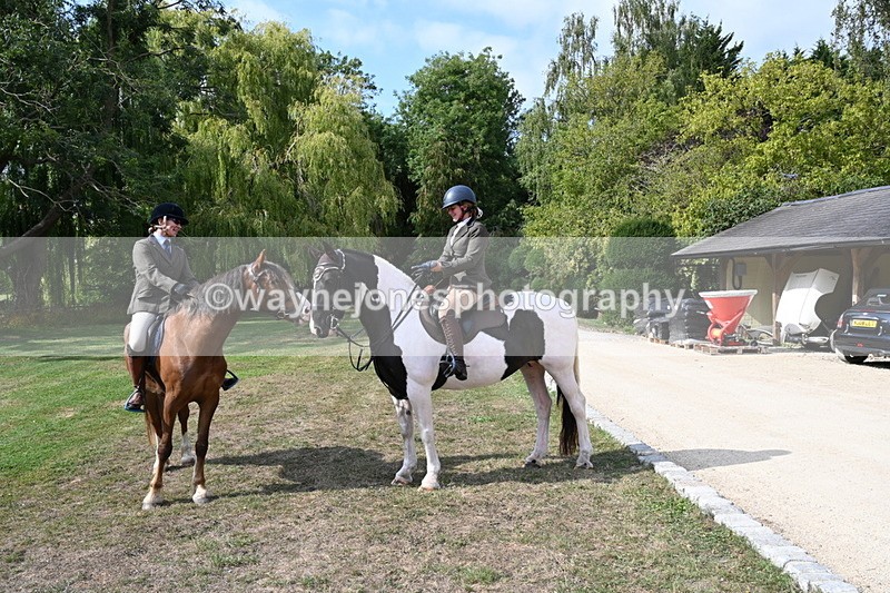 WJ6_3201 - Berks & Bucks - The Old farmhouse - Hound Exercise 20-08-25