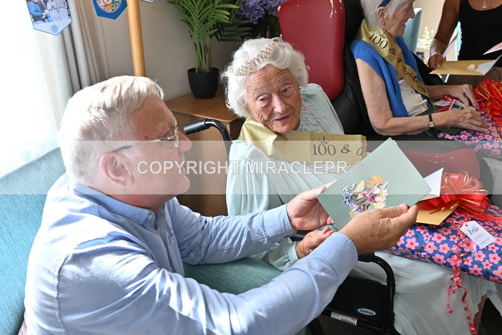 AM3_1368 - Iris and Betty.