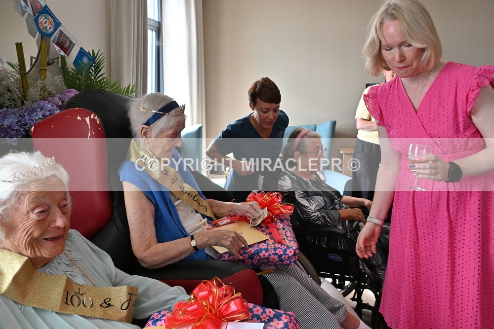 AM3_1325 - Iris and Betty.