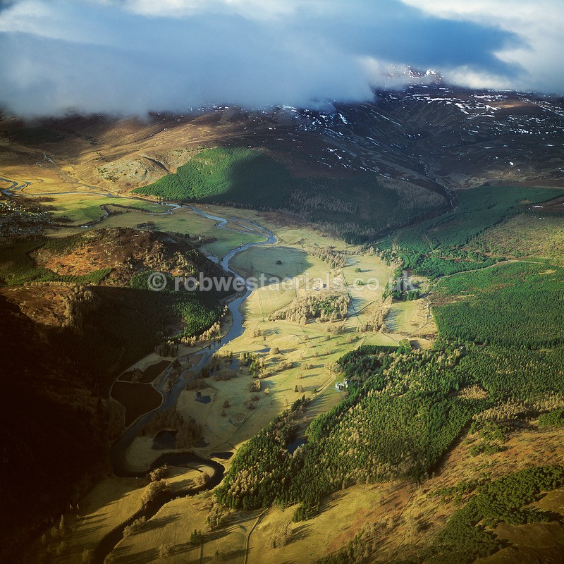 A00495A River Dee at Invercauld estate - Lochs, glens and rivers