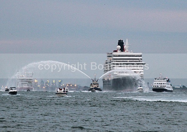 120605 QUEEN ELIZABETH IN SOUTHAMPTON IMG_7495 - THREE QUEENS MEET IN SOUTHAMPTON 5th June 2012