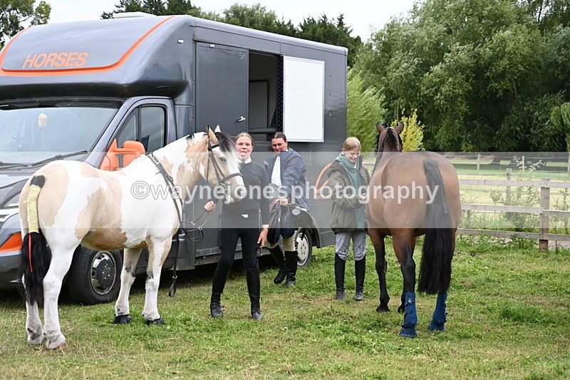 WJ6_2831 - Berks & Bucks - The Old farmhouse - Hound Exercise 20-08-25