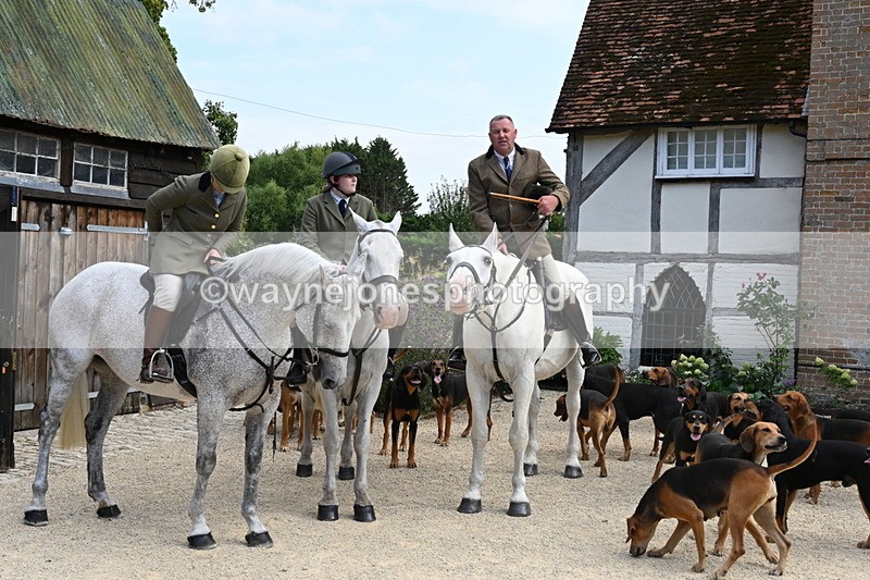WJ6_3815 - Berks & Bucks - The Old farmhouse - Hound Exercise 20-08-25