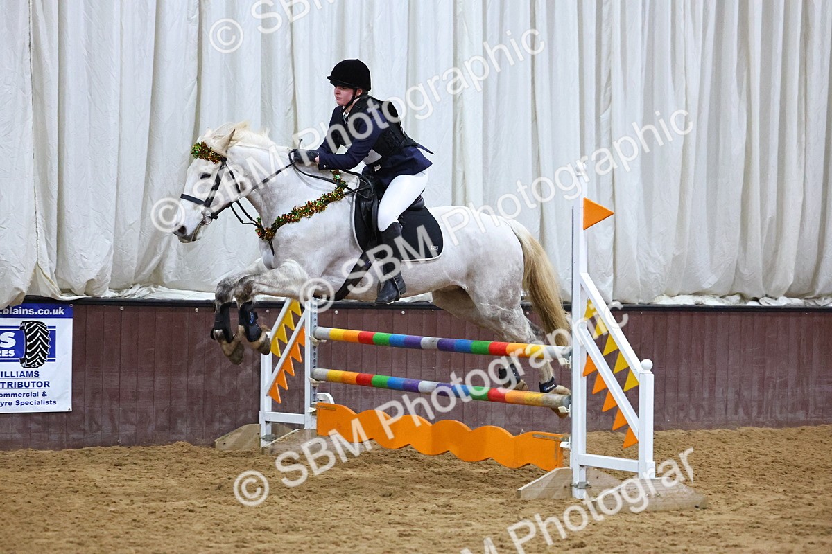 SBM_002886 - Class 6 - Holly & Ivy Stakes - 90cm