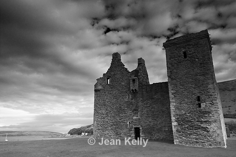 Lochranza Castle, Isle of Arran - 9920 bw - Black and white