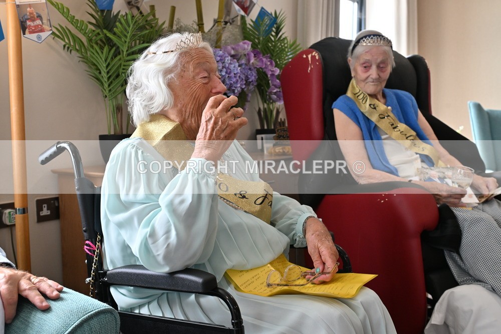 AM3_1149 - Iris and Betty.