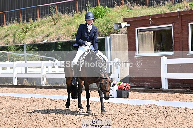 250816-122634-04024 - 090-Sarah.GoddardSaris.Fingers.Crossed