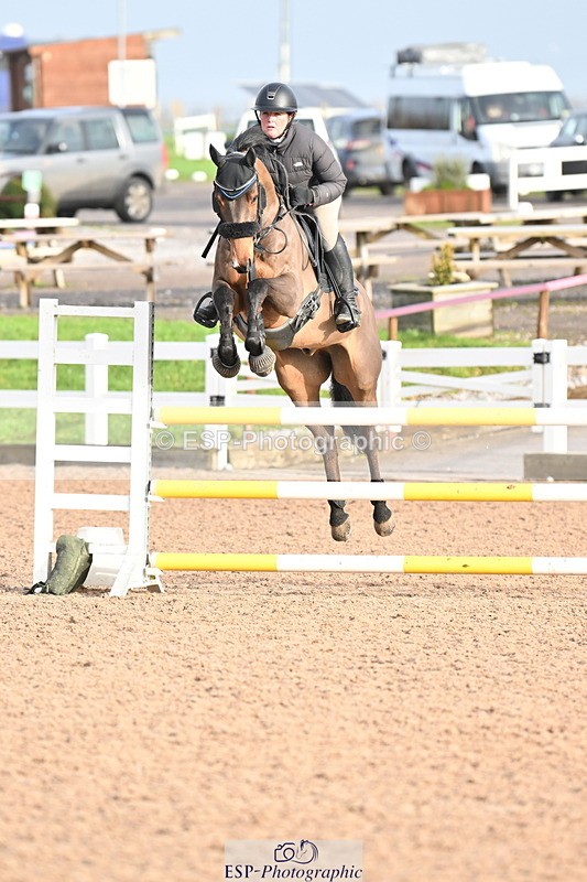 231209A-122327-01758 - Cls 12 Newcomers & 1.10m Open