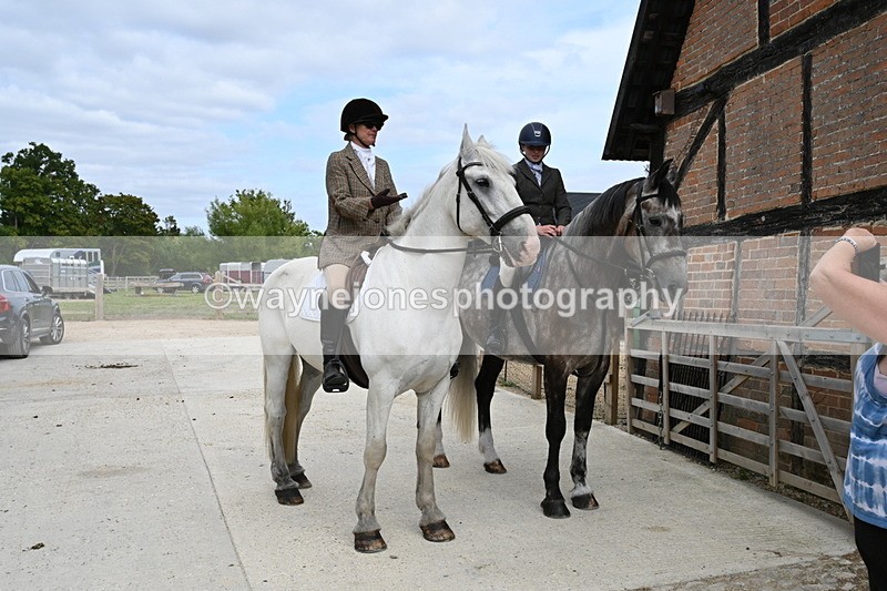 WJ6_3531 - Berks & Bucks - The Old farmhouse - Hound Exercise 20-08-25