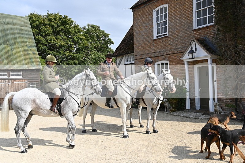 WJ6_3263 - Berks & Bucks - The Old farmhouse - Hound Exercise 20-08-25