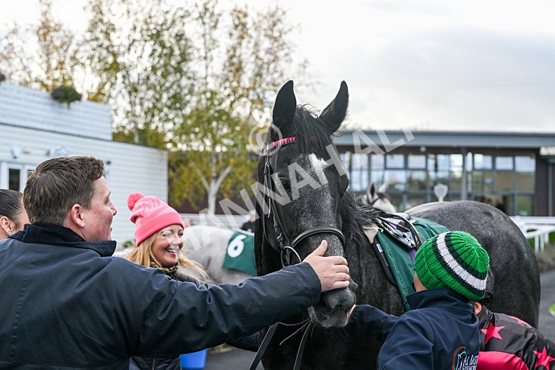 281025-Race 1-Control Room-0719 - Race 1