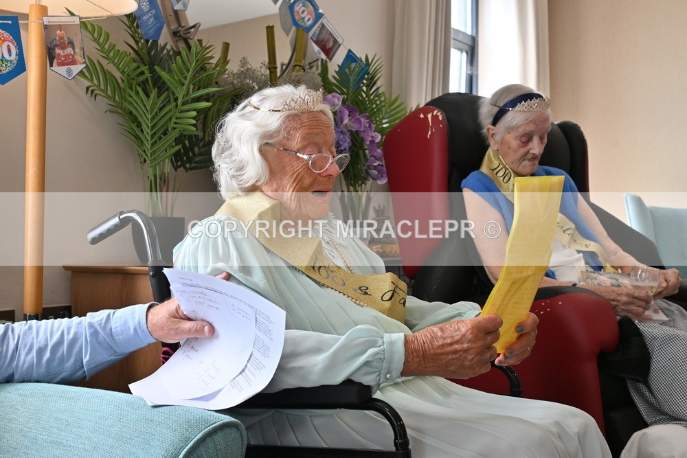 AM3_1084 - Iris and Betty.
