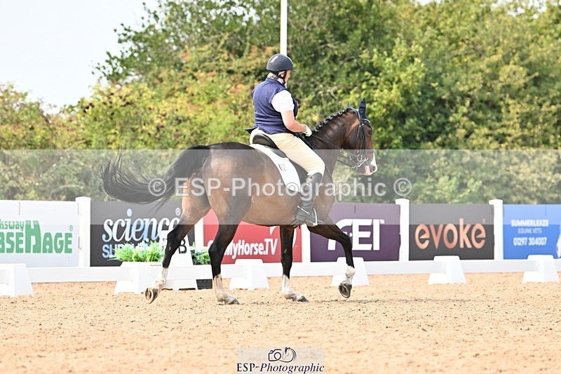 250816-150446-05756 - 031-Nicola.SealRebel.Heart