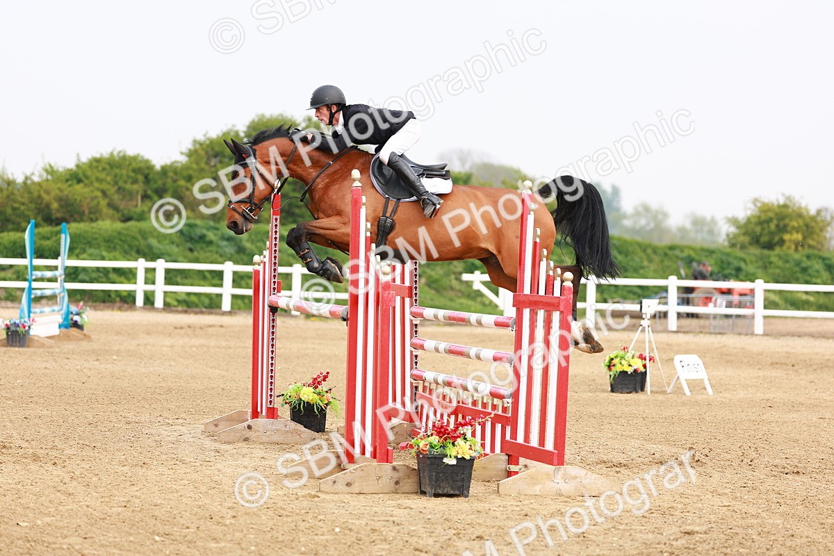  - Class 19 - Senior Foxhunter - 1.20m