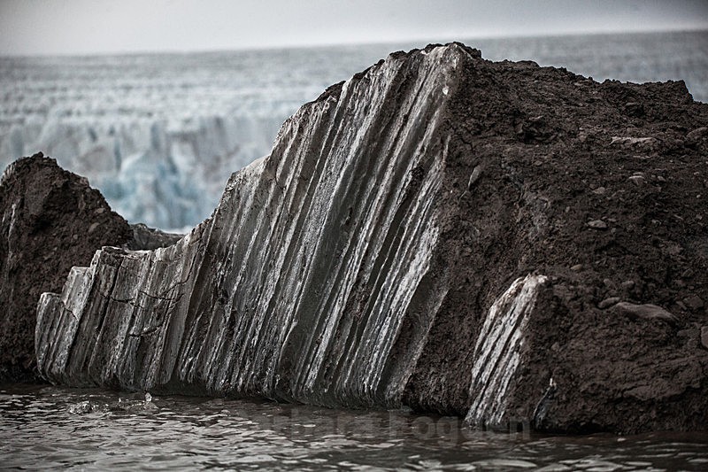 Underside of a piece of the glacier 9049 - Trip with MS Expedition August 2016