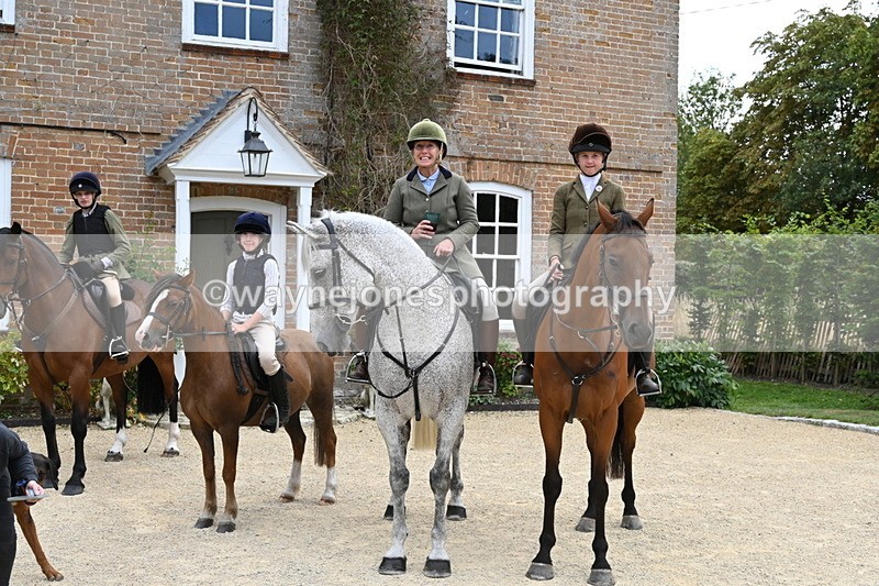 WJ6_3658 - Berks & Bucks - The Old farmhouse - Hound Exercise 20-08-25