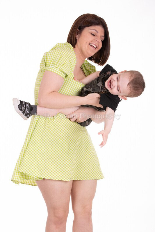 2KJS2758 - Jannie, Kristen & family. Studio