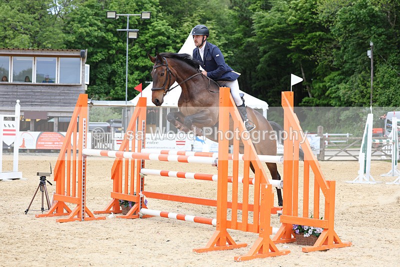 3E7A9444 - Class 8: Senior Newcomers/1.10m open