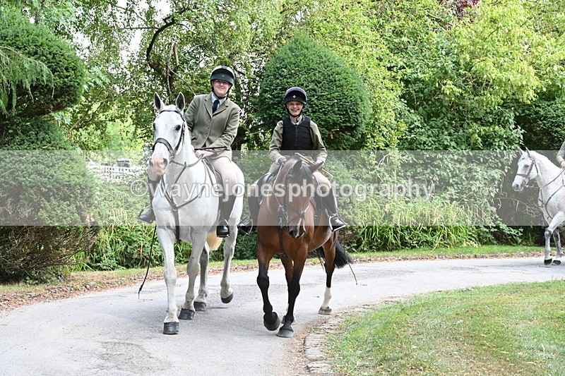WJ6_3964 - Berks & Bucks - The Old farmhouse - Hound Exercise 20-08-25