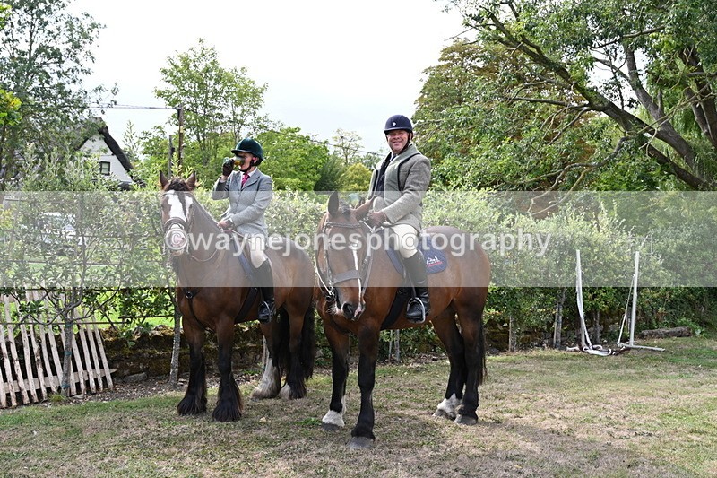 WJ6_3433 - Berks & Bucks - The Old farmhouse - Hound Exercise 20-08-25