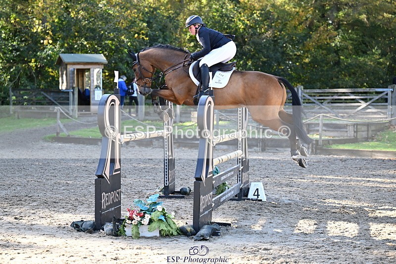 251024A-125220-10498 - C-240-Issy.Hollidge