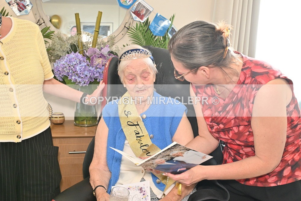 AM3_0935 - Iris and Betty.
