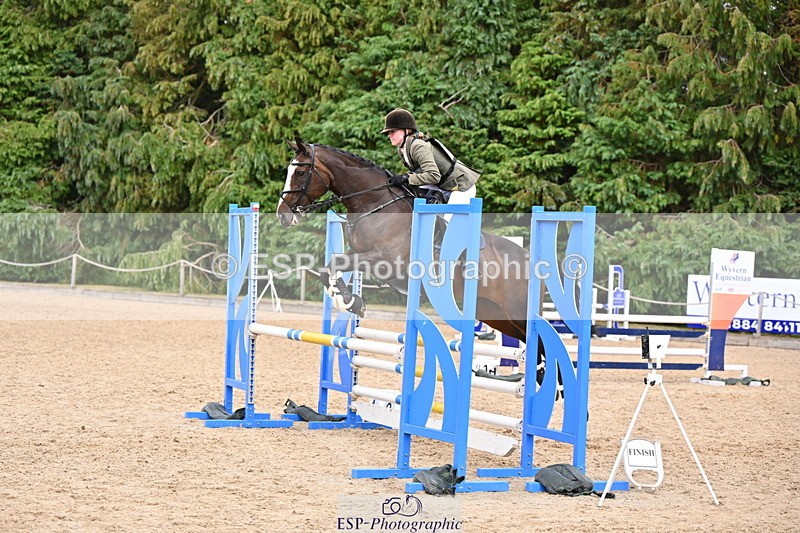 250802A-143358-05925 - F-272-Gemma.Wells-COMBE.BREEZE