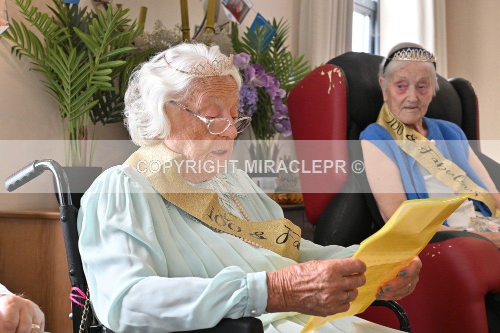 AM3_1087 - Iris and Betty.