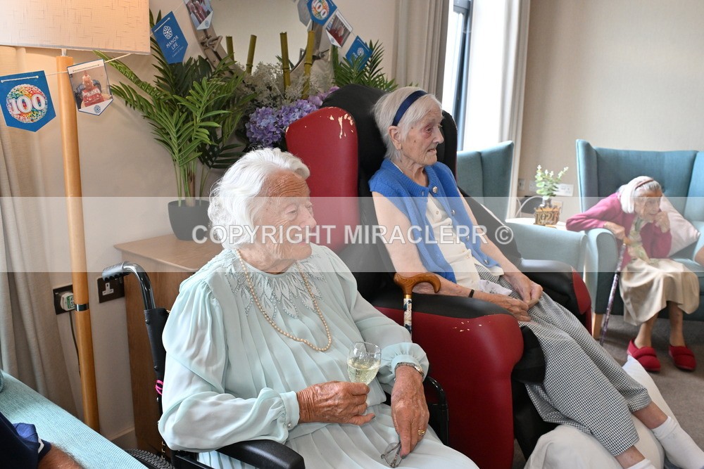AM3_0714 - Iris and Betty.