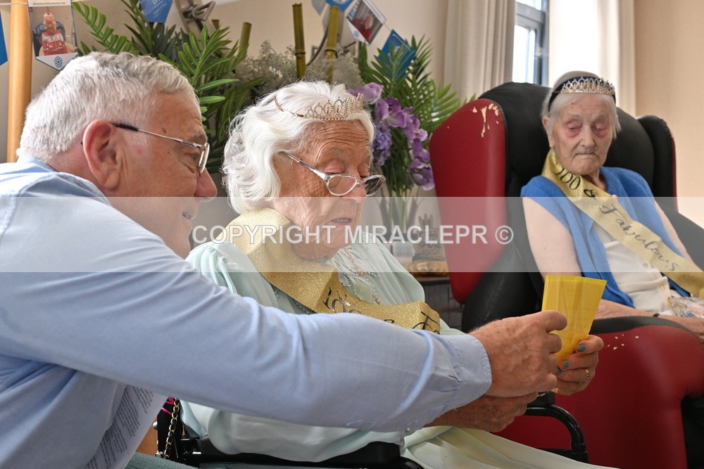 AM3_1056 - Iris and Betty.