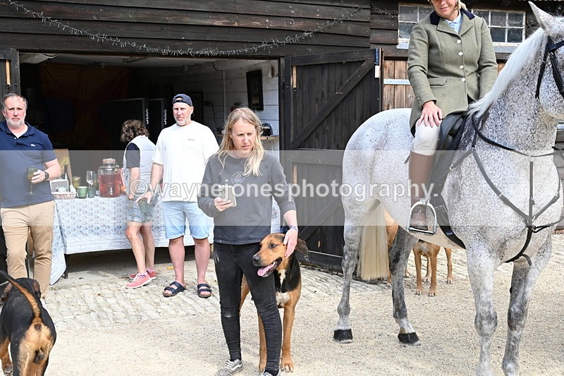 WJ6_3879 - Berks & Bucks - The Old farmhouse - Hound Exercise 20-08-25