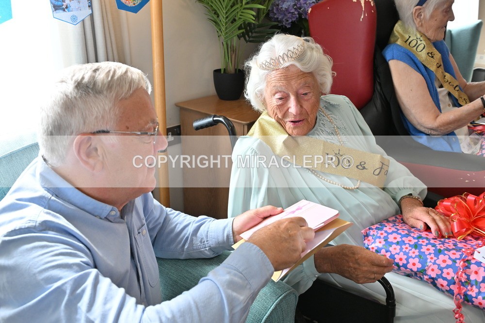 AM3_1399 - Iris and Betty.