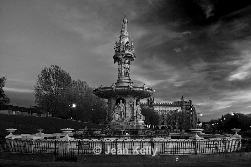 Doulton Fountain, Glasgow bw - 3920 - Black and white