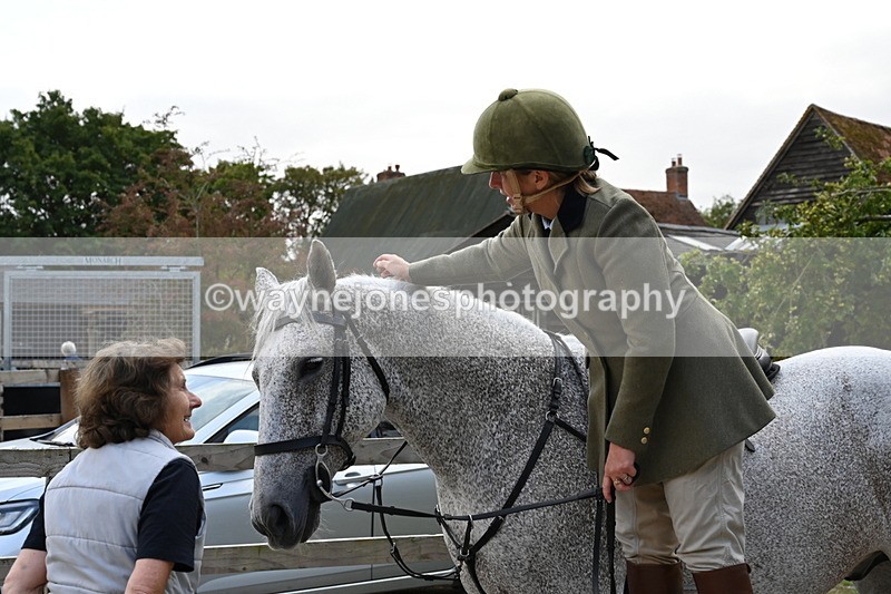 WJ6_3081 - Berks & Bucks - The Old farmhouse - Hound Exercise 20-08-25