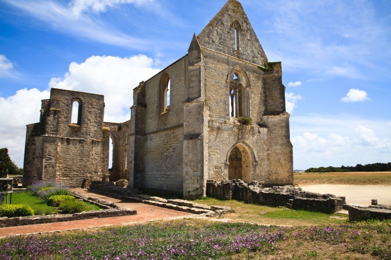 Abbaye des Châteliers - Ruins and Not So Ruined