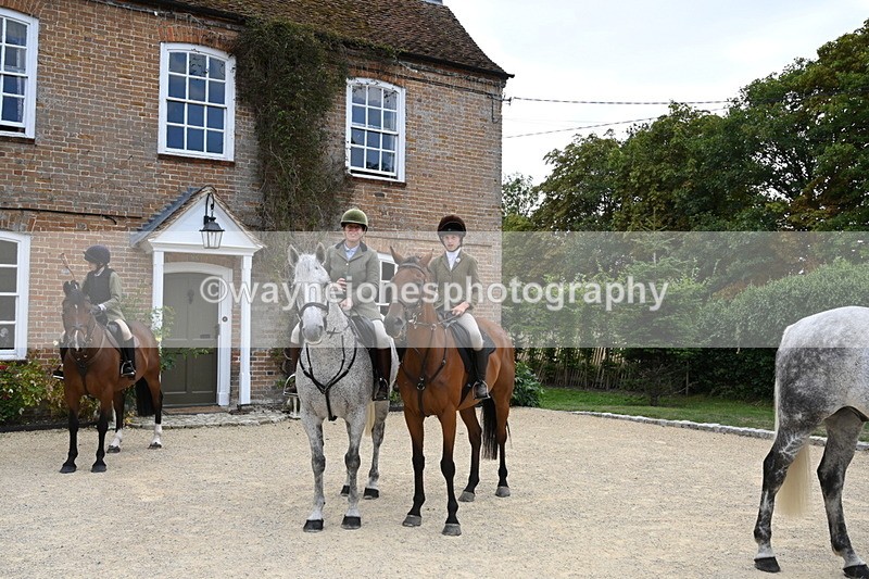 WJ6_3595 - Berks & Bucks - The Old farmhouse - Hound Exercise 20-08-25