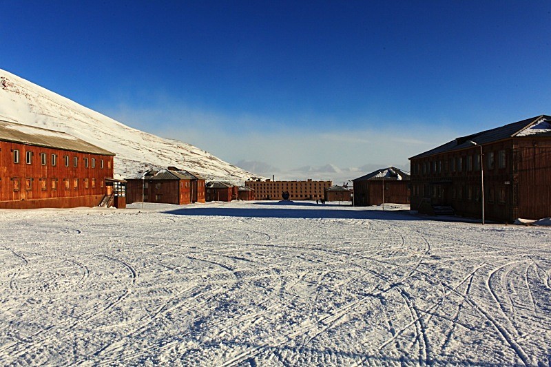 Pyramiden 0100 - Winter in the daylight