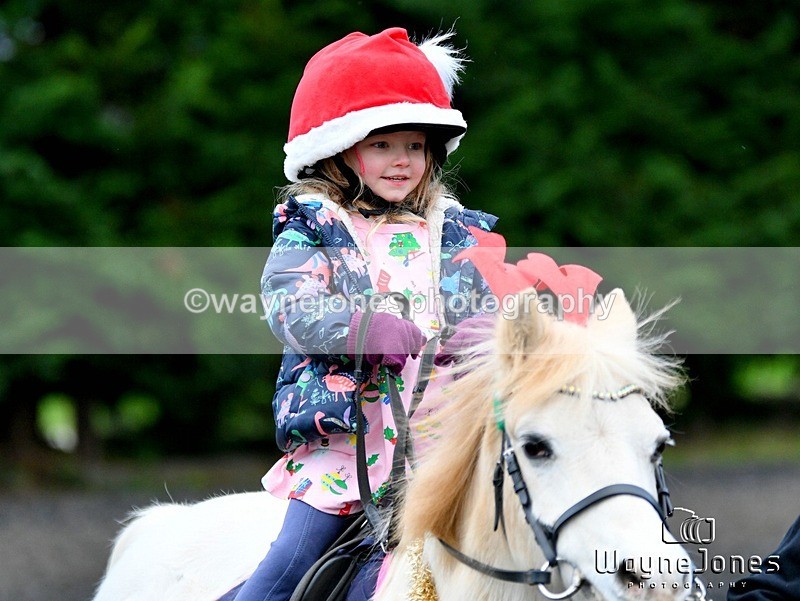 WJ5_3429 - Tanners Christmas Yard Fun 23-12-24