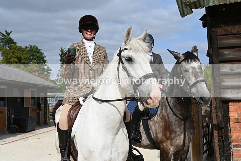 WJ6_3345 - Berks & Bucks - The Old farmhouse - Hound Exercise 20-08-25