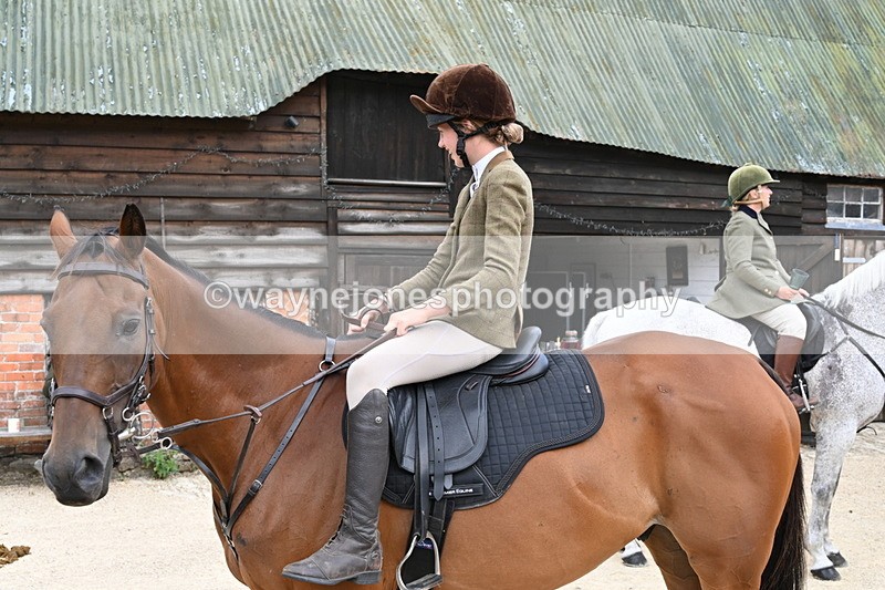 WJ6_3544 - Berks & Bucks - The Old farmhouse - Hound Exercise 20-08-25