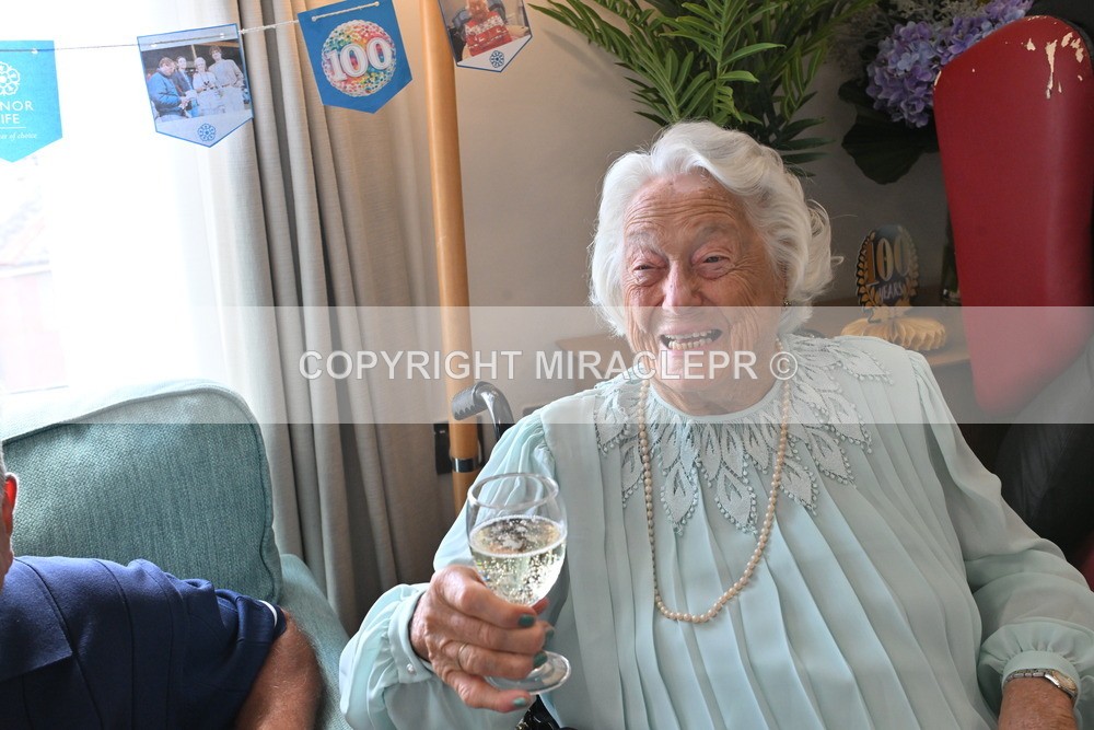AM3_0707 - Iris and Betty.