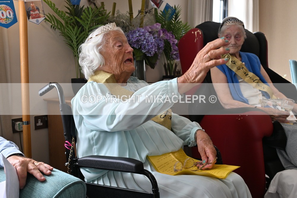 AM3_1162 - Iris and Betty.