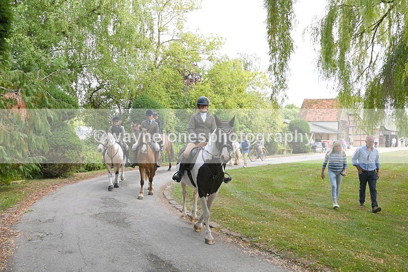 WJ6_4038 - Berks & Bucks - The Old farmhouse - Hound Exercise 20-08-25