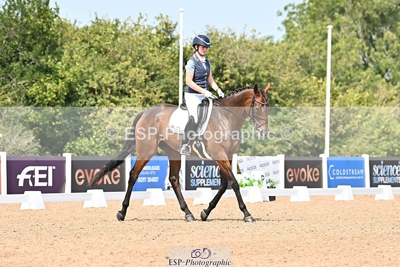 250816-131513-04624 - 092-Nikki.HandHigher.Ground