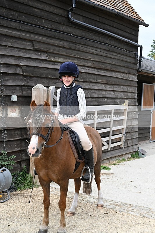 WJ6_3504 - Berks & Bucks - The Old farmhouse - Hound Exercise 20-08-25