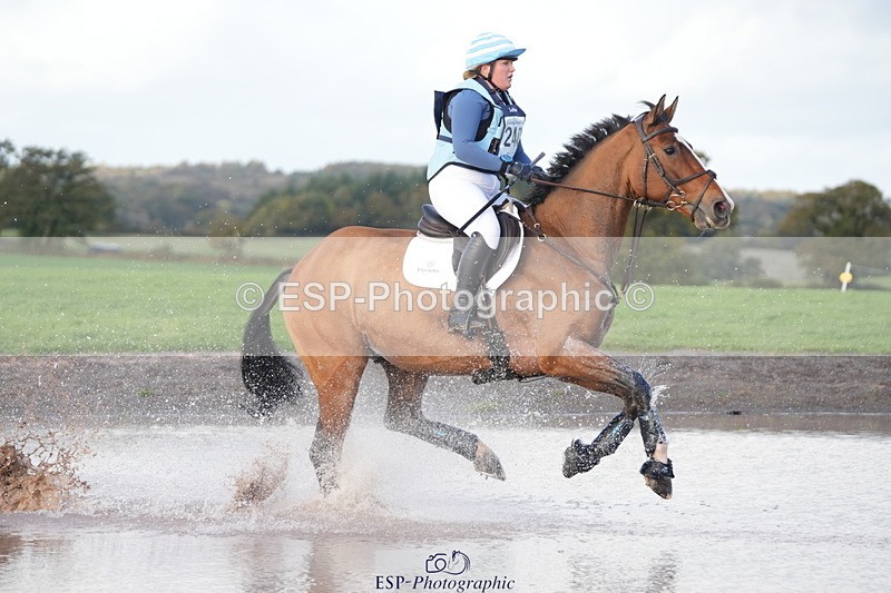 251024A-153146-14465 - C-240-Issy.Hollidge