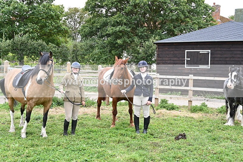WJ6_2904 - Berks & Bucks - The Old farmhouse - Hound Exercise 20-08-25